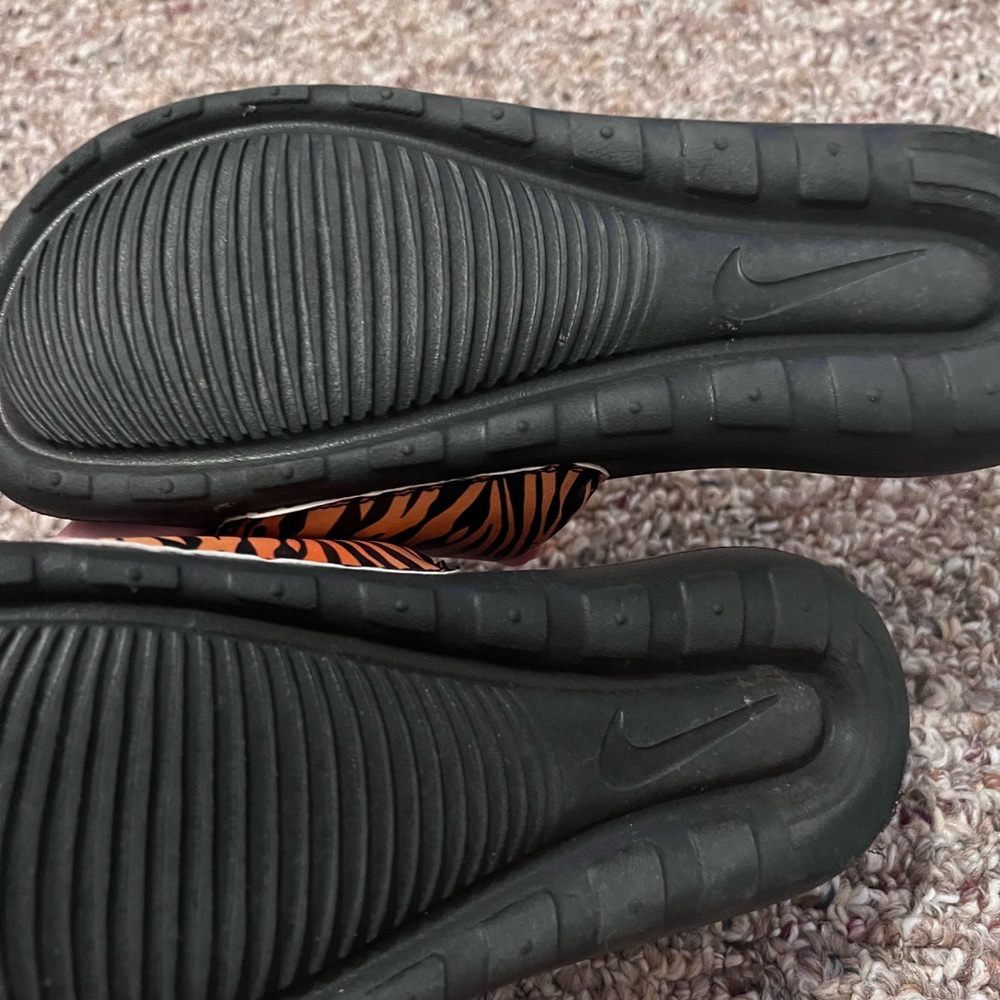 Like new Nike slides - Picture 3 of 3